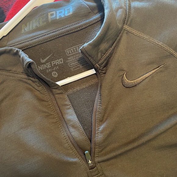 Nike pullover 🖤 - Picture 3 of 3